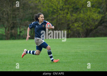 Manchester UK 25. April 2015 Didsbury Toc H Ladies spielen ihre erste Pflichtspiel gegen Eccles Damen 2. Das Spiel findet im Jubiläumsjahr der Gründung der internationalen Charity Toc H, hat seinen Hauptsitz in Birmingham. Eingerichtet im Jahre 1915 durch ein Feldprediger Tubby Clayton als Club für Soldaten aller Dienstgrade, wurde Talbot House, in der Nähe von Ypern in Belgien durch seine Intials bekannt die ausgesprochen wurden, Toc H. Toc H stark besiegt wurden, aber das Spiel, spielte teilweise in einer grausamen Regenguss ist der Beginn einer neuen Ära für den Verein. TOC H Hundertjahrfeier Frauen Rugby Match Mann Stockfoto