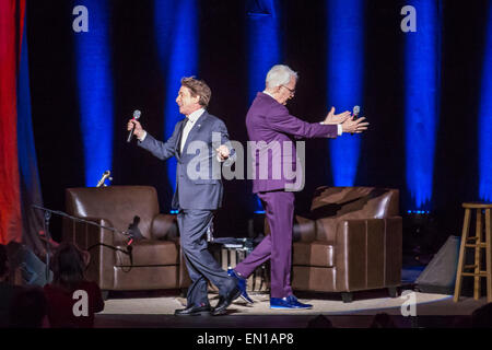 Detroit, Michigan, USA. 25. April 2015. STEVE MARTIN und MARTIN SHORT in einem sehr dummen Gespräch im Fox Theatre in Detroit, MI am 24. April 2015 Kredit: Marc Nader/ZUMA Draht/Alamy Live-Nachrichten Stockfoto