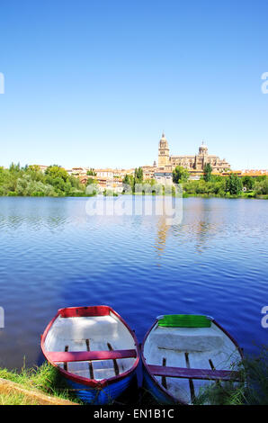 Boote am Fluss Tormes, vor der Kathedrale von Salamanca Stockfoto