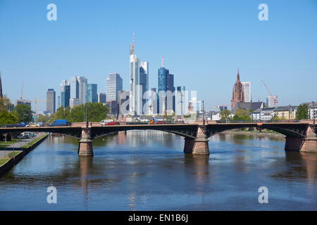 Frankfurt bin Main Skyline mit Brücke über Fluss Haupt Stockfoto
