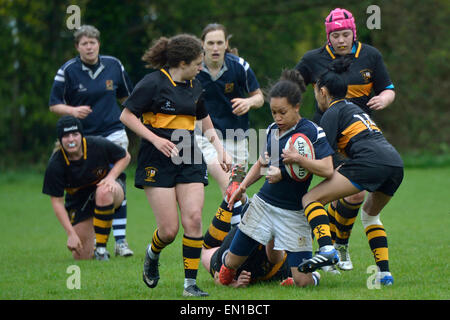 Manchester UK 25. April 2015 Didsbury Toc H Ladies spielen ihre erste Pflichtspiel gegen Eccles Damen 2. Das Spiel findet im Jubiläumsjahr der Gründung der internationalen Charity Toc H, hat seinen Hauptsitz in Birmingham. Eingerichtet im Jahre 1915 durch ein Feldprediger Tubby Clayton als Club für Soldaten aller Dienstgrade, wurde Talbot House, in der Nähe von Ypern in Belgien durch seine Intials bekannt die ausgesprochen wurden, Toc H. Toc H stark besiegt wurden, aber das Spiel, spielte teilweise in einer grausamen Regenguss ist der Beginn einer neuen Ära für den Verein. TOC H Hundertjahrfeier Frauen Rugby Match Mann Stockfoto