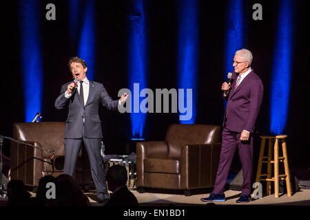 Detroit, Michigan, USA. 24. April 2015. STEVE MARTIN und MARTIN SHORT in "A sehr dumme Gespräch" Leistung im Fox Theater. Bildnachweis: Marc Nader/ZUMA Draht/Alamy Live-Nachrichten Stockfoto