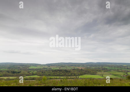 Surrey, UK. 25. April 2015. Alten Simm Wäldchen, Surrey, UK. Blick über den North Downs an einem bewölkten Tag. Bildnachweis: Dave Stevenson/Alamy Live-Nachrichten Stockfoto