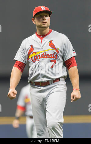 Milwaukee, WI, USA. 24. April 2015. St. Louis Cardinals links Fielder Matt Holliday #7 vor der Major League Baseball Spiel zwischen den Milwaukee Brewers und den St. Louis Cardinals im Miller Park in Milwaukee, Wisconsin. Cardinals geschlagen die Brauer 3-0. John Fisher/CSM/Alamy Live-Nachrichten Stockfoto