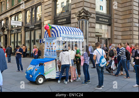 Eine kleine Gruppe Pf junge Leute Schlange, um Eis von einem kleinen Gelateria auf der Straße von Wien zu kaufen. Stockfoto