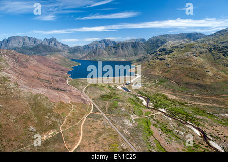 Berg-Talsperre und die Hottentots Holland Mountains nahe Franschhoek in Western Cape, Südafrika. Stockfoto