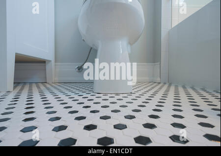Detail der Waben in einem speziell angefertigten Badezimmer Fliesen Stockfoto