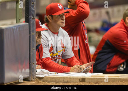 Milwaukee, WI, USA. 24. April 2015. St. Louis Cardinals-Manager Mike Matheny #26 blickt auf in der Major League Baseball Spiel zwischen den Milwaukee Brewers und den St. Louis Cardinals im Miller Park in Milwaukee, Wisconsin. Cardinals geschlagen die Brauer 3-0. John Fisher/CSM/Alamy Live-Nachrichten Stockfoto