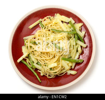 Eine Mahlzeit mit Bavette Bandnudeln mit Schlagstöcken Kartoffeln und grünen Bohnen gekocht und in Genueser Basilikum, Knoblauch und Parmesan Pesto geschwenkt Stockfoto