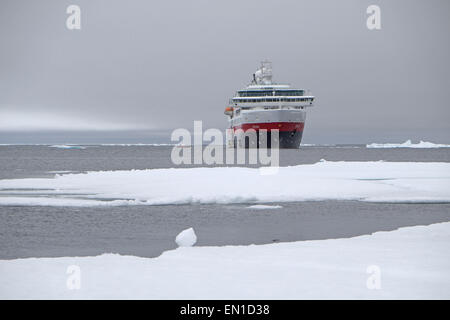 Arktis Kreuzfahrt Schiff mv fram am Rande der North Polar Ice sheet, August 2014, arktischen Ozean nördlich von Spitzbergen, Svalbard. Stockfoto