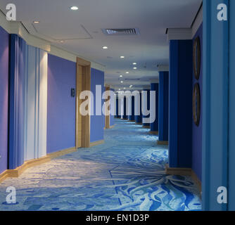 Langen Gang in ein Hotelgebäude aus dem Türen ins Zimmer führen. Stockfoto