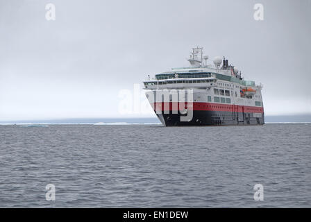 Arktis Kreuzfahrt Schiff mv fram am Rande der Nordpol Eisdecke, August 2014, arktischen Ozean nördlich von Spitzbergen, Svalbard. Stockfoto