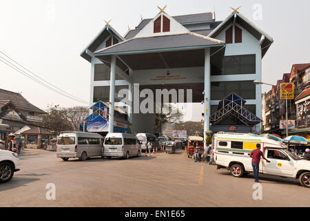 Chiang Rai, Mae Sae border Post mit Birma, Myanmar. Nord-Thailand. Beschäftigt Verkehr Warteschlangen für Kreuzung Nord in Myanmar Stockfoto
