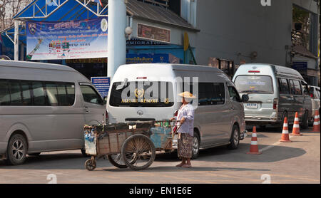 Chiang Rai, Mae Sae border Post mit Birma, Myanmar. Nord-Thailand. Beschäftigt Verkehr Warteschlangen für Kreuzung Nord in Myanmar Stockfoto