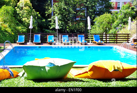 Schwimmbad mit blauem Wasser in der Nähe von Garten Stockfoto