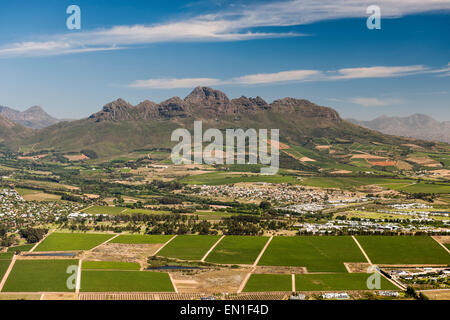 Luftaufnahme der Weinfarmen am Fuße des Helderberg Mountains zwischen Stellenbosch und Somerset West bei Kapstadt. Stockfoto