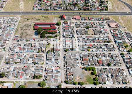 Luftaufnahme des Gehäuses und der Vorort von Valhalla Park in der Region Cape Flats von Kapstadt, Südafrika. Stockfoto