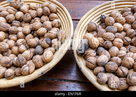 Walnüsse in Korb Stockfoto