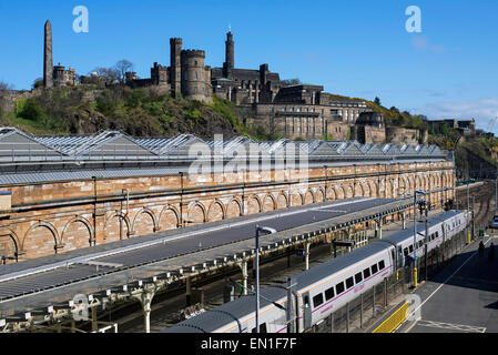 Eine Ostküste Zug am Edinburghs Waverley Station mit Calton Hill im Hintergrund stehen. Stockfoto