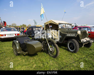 25. April 2015 - Motorrad-Ural, IMZ-8.103-40 und GAZ-67--The Retro-OldCarFest ist das größte Retro-Autos-Festival in Kiew statt und erstreckt sich die staatliche Luftfahrt Museumsgelände. Mehr als 300 Autos sind in diesem Projekt beteiligt und mehr als 20 000 Besucher werden erwartet. © Igor Golovniov/ZUMA Draht/Alamy Live-Nachrichten Stockfoto