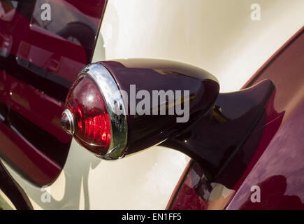 25. April 2015 ist - Packard ein zwanzig 1939--The Retro-OldCarFest, das größte Retro-Autos-Festival in Kiew statt und erstreckt sich die staatliche Luftfahrt Museumsgelände. Mehr als 300 Autos sind in diesem Projekt beteiligt und mehr als 20 000 Besucher werden erwartet. © Igor Golovniov/ZUMA Draht/Alamy Live-Nachrichten Stockfoto