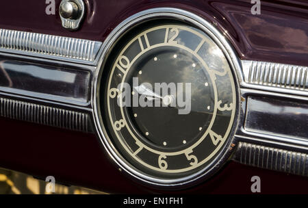 25. April 2015 ist - Packard ein zwanzig 1939--The Retro-OldCarFest, das größte Retro-Autos-Festival in Kiew statt und erstreckt sich die staatliche Luftfahrt Museumsgelände. Mehr als 300 Autos sind in diesem Projekt beteiligt und mehr als 20 000 Besucher werden erwartet. © Igor Golovniov/ZUMA Draht/Alamy Live-Nachrichten Stockfoto