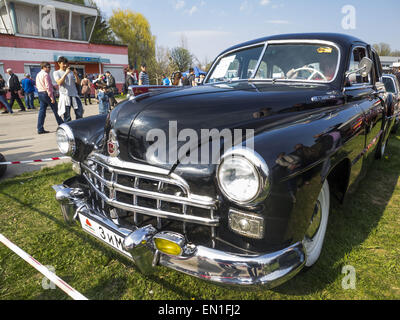 25. April 2015 ist die Retro-OldCarFest - GAZ-12 ZIM--das größte Retro-Autos-Festival in Kiew statt und erstreckt sich die staatliche Luftfahrt Museumsgelände. Mehr als 300 Autos sind in diesem Projekt beteiligt und mehr als 20 000 Besucher werden erwartet. © Igor Golovniov/ZUMA Draht/Alamy Live-Nachrichten Stockfoto