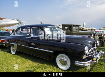 25. April 2015 ist die Retro-OldCarFest - GAZ-12 ZIM--das größte Retro-Autos-Festival in Kiew statt und erstreckt sich die staatliche Luftfahrt Museumsgelände. Mehr als 300 Autos sind in diesem Projekt beteiligt und mehr als 20 000 Besucher werden erwartet. © Igor Golovniov/ZUMA Draht/Alamy Live-Nachrichten Stockfoto