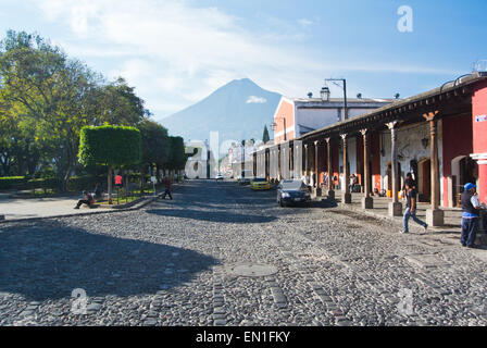 Volcan Agua vom Parque Central, La Antigua, Guatemala (UNESCO) Stockfoto