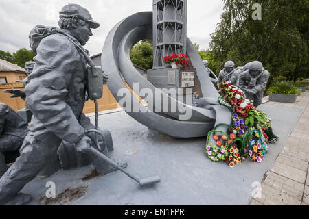 Ukraine. 12. Juni 2013. Denkmal-Skulptur in der Haupteingang der Feuerwehrleute, die Gebäude in Chernobyl © Arce/ZUMA Celestino Wire/ZUMAPRESS.com/Alamy Live-Nachrichten Stockfoto