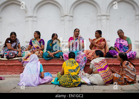 Gruppe von Frauen beten am Durbar Square, Kathmandu Stockfoto