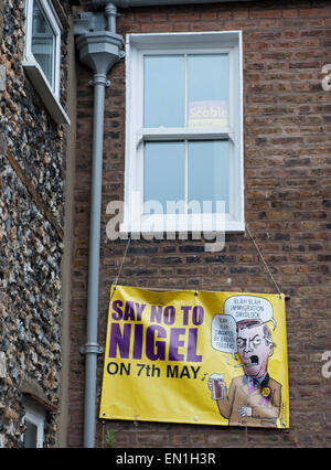 Broadstairs, Kent, UK. 25. April 2015. Scobie Labour-Kandidat für Thanet Süden Poster anti-Nigel Farage Plakat wird. Bildnachweis: Prixpics/Alamy Live-Nachrichten Stockfoto