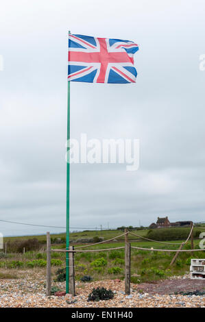 Eastbourne, Vereinigtes Königreich. 25. April 2015. St.-Georgs Tag erinnert der Küstenstadt Eastbourne mit das Hissen der patriotischen Fahnen direkt am Meer. Bildnachweis: Stephen Chung / Alamy Live News Stockfoto