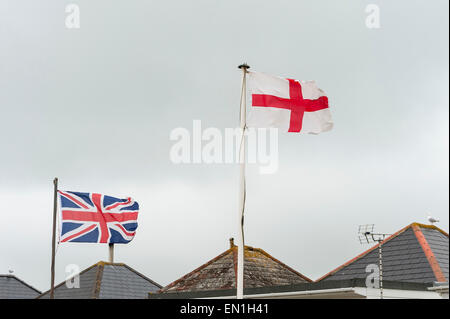 Eastbourne, Vereinigtes Königreich. 25. April 2015. St.-Georgs Tag erinnert der Küstenstadt Eastbourne mit das Hissen der patriotischen Fahnen direkt am Meer. Bildnachweis: Stephen Chung / Alamy Live News Stockfoto