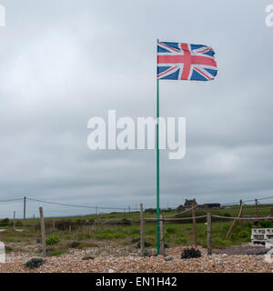 Eastbourne, Vereinigtes Königreich. 25. April 2015. St.-Georgs Tag erinnert der Küstenstadt Eastbourne mit das Hissen der patriotischen Fahnen direkt am Meer. Bildnachweis: Stephen Chung / Alamy Live News Stockfoto