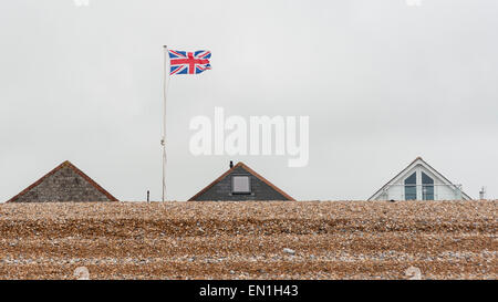 Eastbourne, Vereinigtes Königreich. 25. April 2015. St.-Georgs Tag erinnert der Küstenstadt Eastbourne mit das Hissen der patriotischen Fahnen direkt am Meer. Bildnachweis: Stephen Chung / Alamy Live News Stockfoto