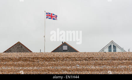 Eastbourne, Vereinigtes Königreich. 25. April 2015. St.-Georgs Tag erinnert der Küstenstadt Eastbourne mit das Hissen der patriotischen Fahnen direkt am Meer. Bildnachweis: Stephen Chung / Alamy Live News Stockfoto