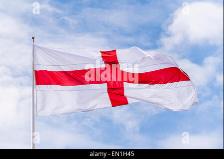 Eastbourne, Vereinigtes Königreich. 25. April 2015. St.-Georgs Tag erinnert der Küstenstadt Eastbourne mit das Hissen der patriotischen Fahnen direkt am Meer. Bildnachweis: Stephen Chung / Alamy Live News Stockfoto