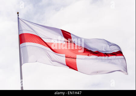 Eastbourne, Vereinigtes Königreich. 25. April 2015. St.-Georgs Tag erinnert der Küstenstadt Eastbourne mit das Hissen der patriotischen Fahnen direkt am Meer. Bildnachweis: Stephen Chung / Alamy Live News Stockfoto