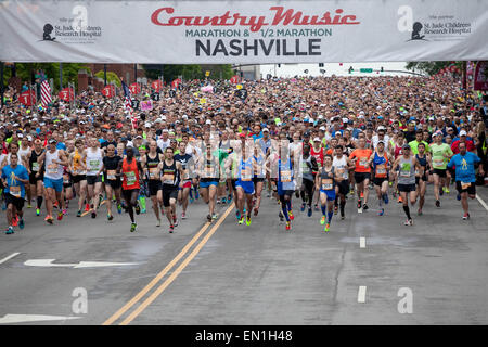 Nashville, Tennessee, USA. 25. April 2015. Läufer beginnen die St. Jude Country Music Marathon & Halbmarathon in Nashville. © Raffe Lazarian/ZUMA Wire/ZUMAPRESS.com/Alamy Live-Nachrichten Stockfoto