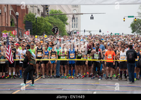 Nashville, Tennessee, USA. 25. April 2015. Läufer an der Startlinie zu sammeln und bereiten sich auf die St. Jude Country Music Marathon & Halbmarathon in Nashville zu beginnen. © Raffe Lazarian/ZUMA Wire/ZUMAPRESS.com/Alamy Live-Nachrichten Stockfoto