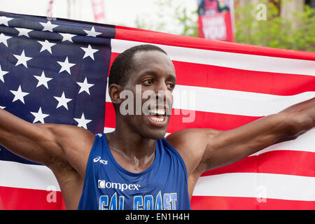 Nashville, Tennessee, USA. 25. April 2015. ROOSEVELT Kochen feiert auf der Ziellinie nach kommen in erster Linie beim Halbmarathon St. Jude Country-Musik. © Raffe Lazarian/ZUMA Wire/ZUMAPRESS.com/Alamy Live-Nachrichten Stockfoto