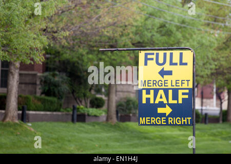 Nashville, Tennessee, USA. 25. April 2015. Ein Zeichen signalisieren die Aufspaltung der Strecken für das St. Jude Country Music Marathon & Halbmarathon. © Raffe Lazarian/ZUMA Wire/ZUMAPRESS.com/Alamy Live-Nachrichten Stockfoto