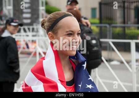 Nashville, Tennessee, USA. 25. April 2015. Läufer LAUREN VERSWEYVELD feiert ihren Sieg der Frauen Abteilung des St. Jude Countrymusik Halbmarathons in Nashville. © Raffe Lazarian/ZUMA Wire/ZUMAPRESS.com/Alamy Live-Nachrichten Stockfoto