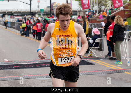 Nashville, Tennessee, USA. 25. April 2015. Läufer SLAVOMIR TKAC zeigt Erleichterung, als er die Ziellinie des St. Jude Countrymusik Halbmarathon in Nashville überquert. © Raffe Lazarian/ZUMA Wire/ZUMAPRESS.com/Alamy Live-Nachrichten Stockfoto