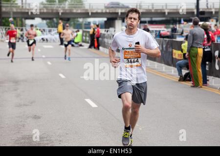 Nashville, Tennessee, USA. 25. April 2015. WYATT ROSCOE drückt durch bis zum Ziel in St. Jude Countrymusik Halbmarathon in Nashville. © Raffe Lazarian/ZUMA Wire/ZUMAPRESS.com/Alamy Live-Nachrichten Stockfoto