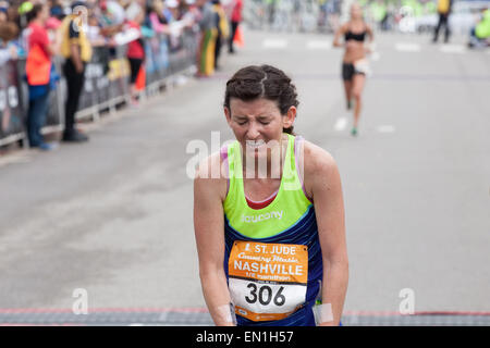 Nashville, Tennessee, USA. 25. April 2015. Läufer ASHLEY EVANS ist mit Emotionen überwinden, als sie die Ziellinie des St. Jude Countrymusik Halbmarathon in Nashville überquert. © Raffe Lazarian/ZUMA Wire/ZUMAPRESS.com/Alamy Live-Nachrichten Stockfoto