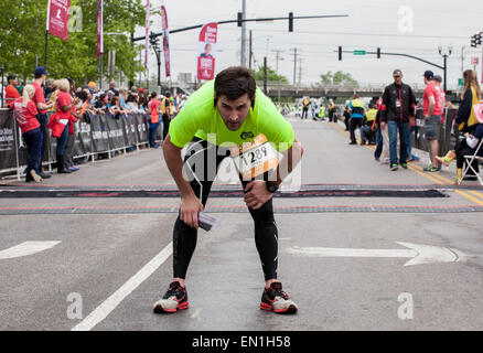 Nashville, Tennessee, USA. 25. April 2015. THOMAS PILLIOD, Hand auf Knie, reflektiert auf die Fertigstellung der St. Jude Countrymusik Halbmarathon in Nashville. © Raffe Lazarian/ZUMA Wire/ZUMAPRESS.com/Alamy Live-Nachrichten Stockfoto