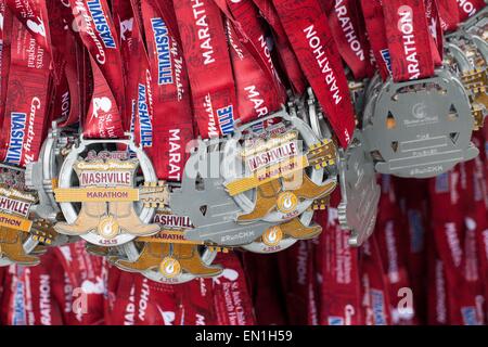 Nashville, Tennessee, USA. 25. April 2015. Marathon-Medaillen hängen an der Ziellinie die St. Jude Country Music Marathon & Halbmarathon in Nashville. © Raffe Lazarian/ZUMA Wire/ZUMAPRESS.com/Alamy Live-Nachrichten Stockfoto