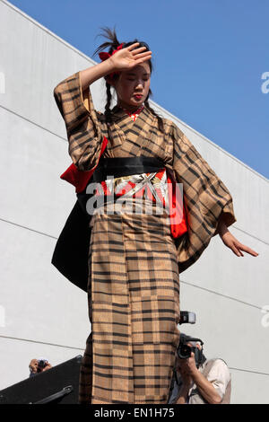 Japanerin, die Modellierung der neuesten Kimono-Mode bei den Little Tokyo Los Angeles Cherry Blossom Festival Stockfoto